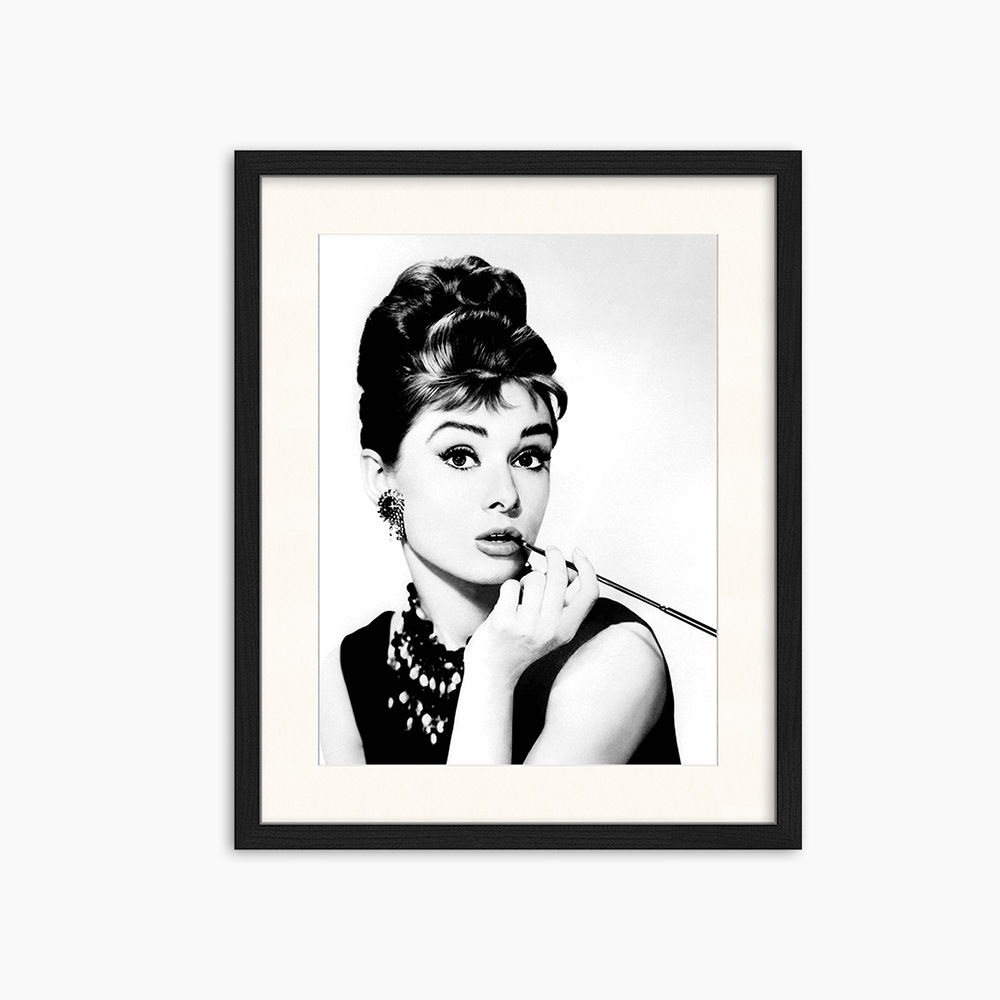 audrey hepburn cigarette | Audrey Hepburn photographed by Earl Theisen for LOOK magazine, Los Angeles, circa 1953 Download Audrey Hepburn, Cigarette, Smoking.